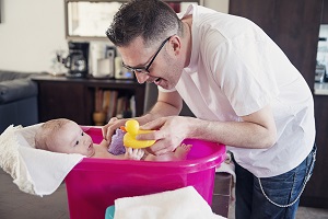 father bathing baby bonding and attachment with or without breastfeeding